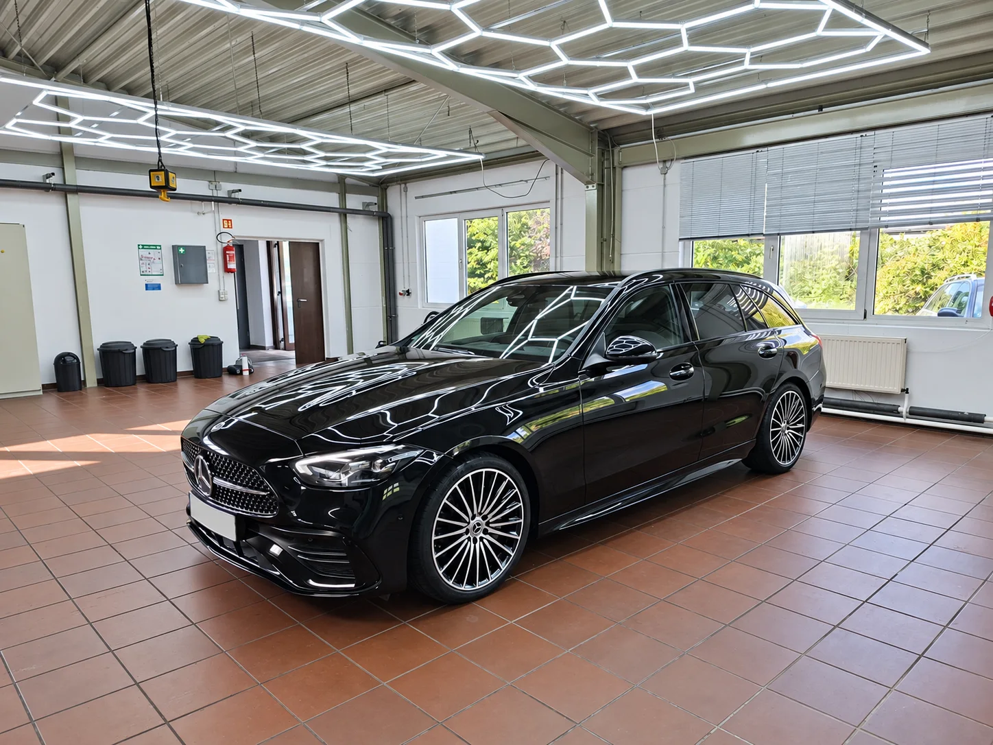 Glänzend aufbereiteter Mercedes in der Fahrzeughalle