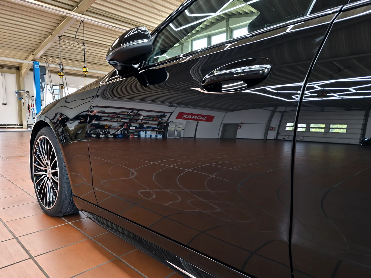 Glänzende Seitenfläche eines aufbereiteten Mercedes